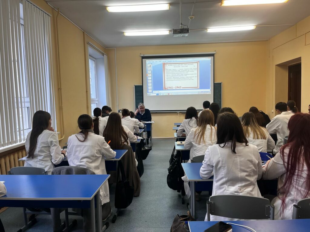 Герои войны в белых халатах: студенты ЧГУ изучают роль медиков в Победе в Великой Отечественной войне